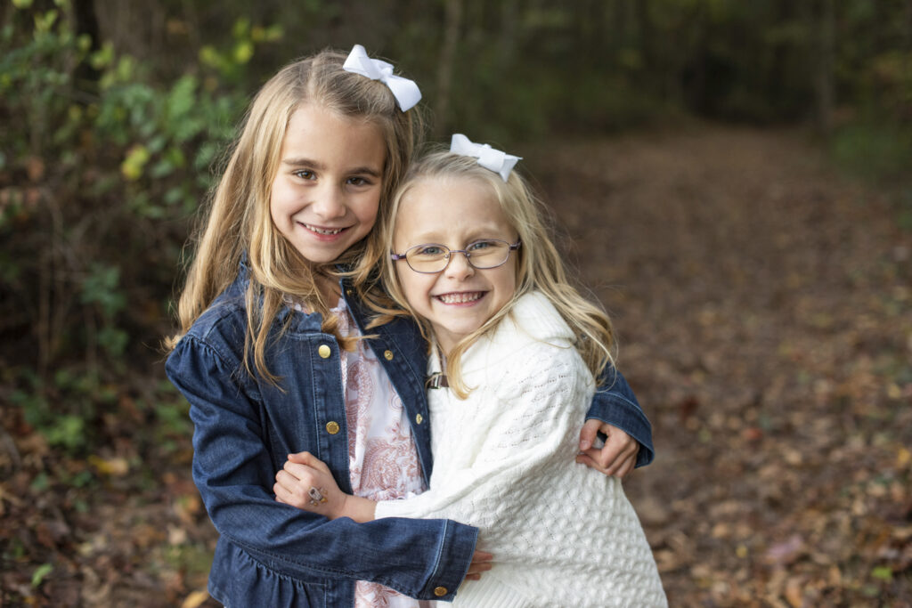 Sisters hugging during family photos