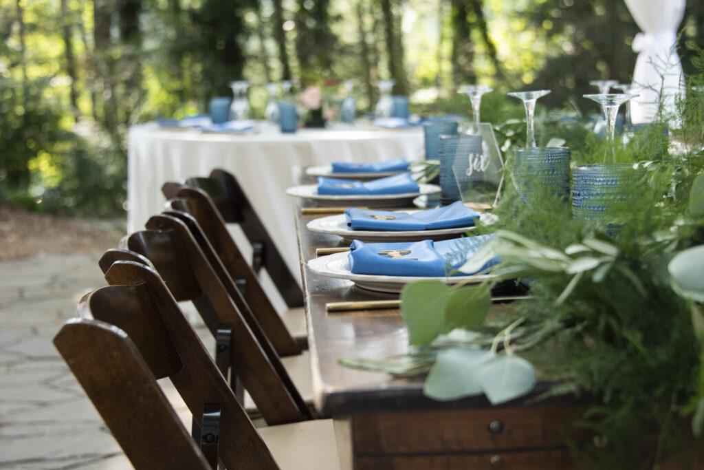 Blue and white table settings at Twisty Maple Wedding Photography