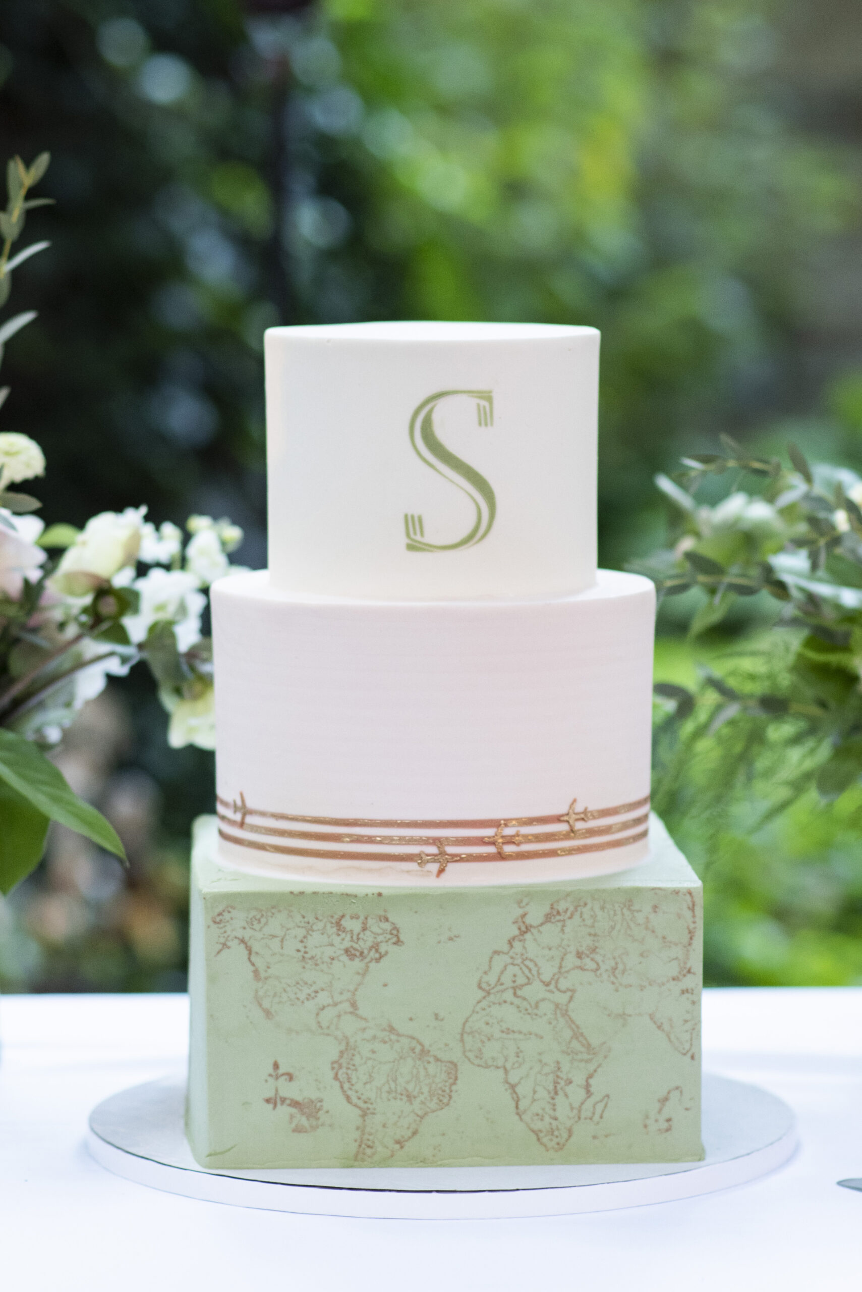 Gateaux Cakes wedding cake with world and plane