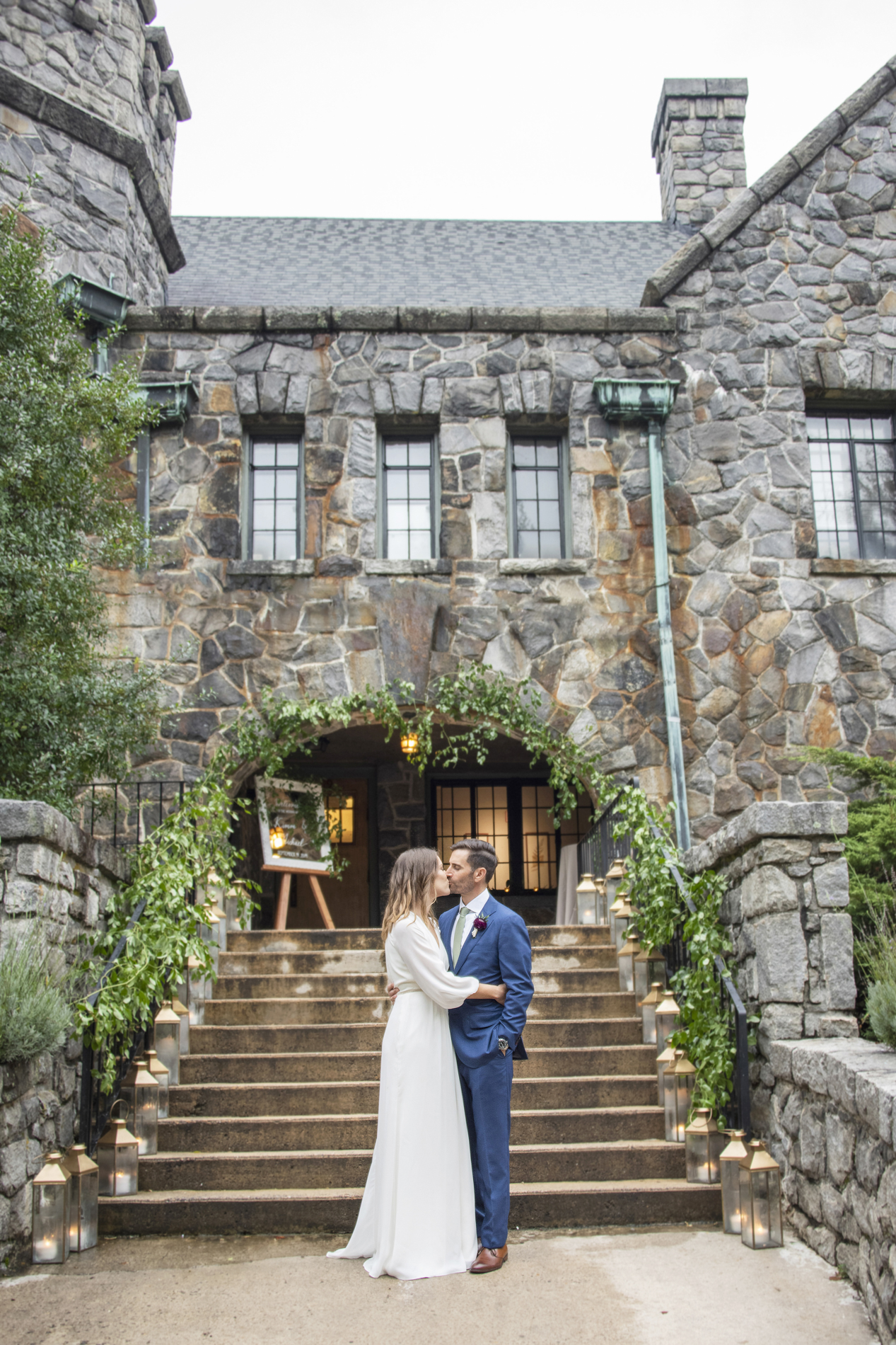 Couple kissing at front of Homewood Wedding Photography