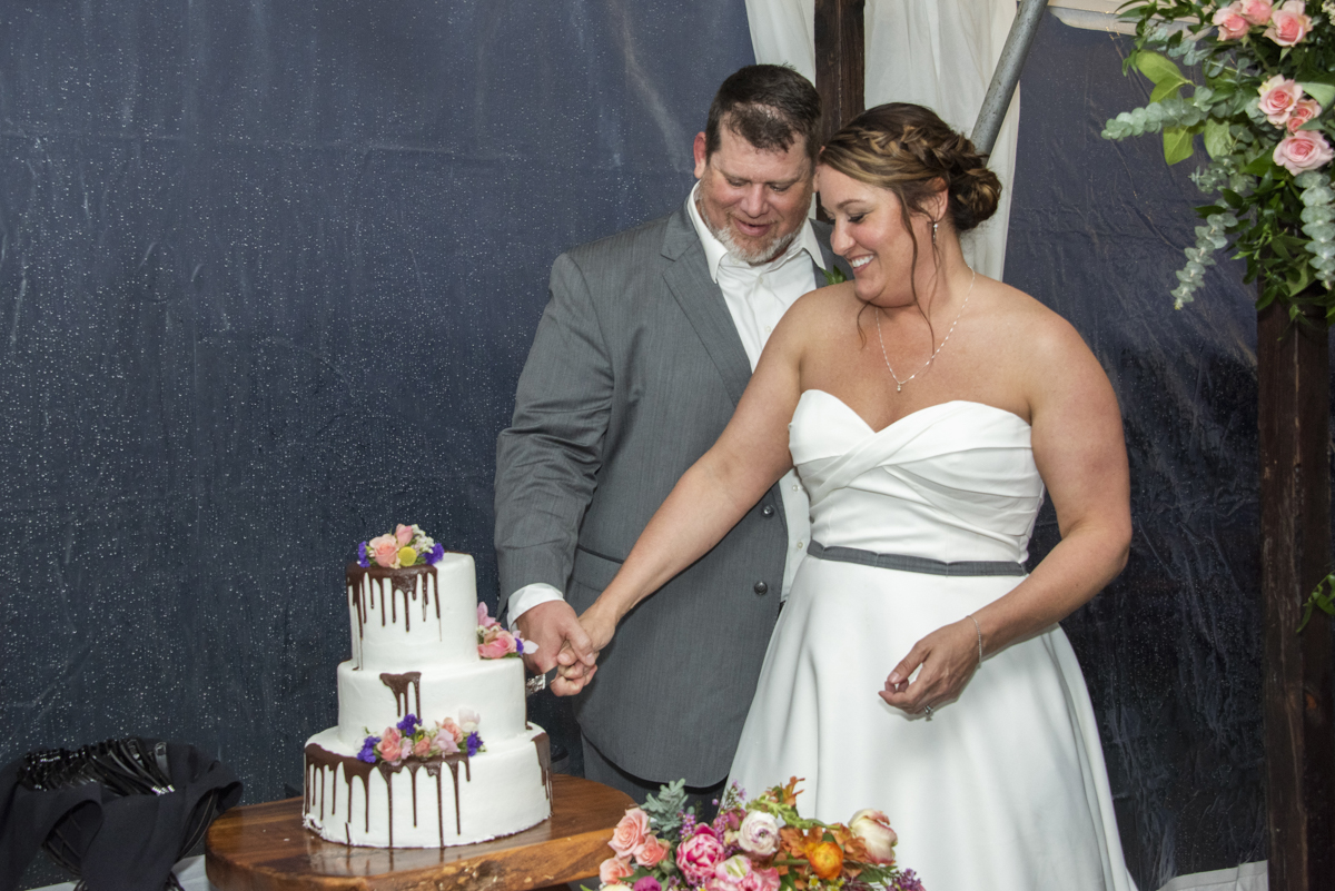 Couple cutting cake at Connestee Falls Wedding