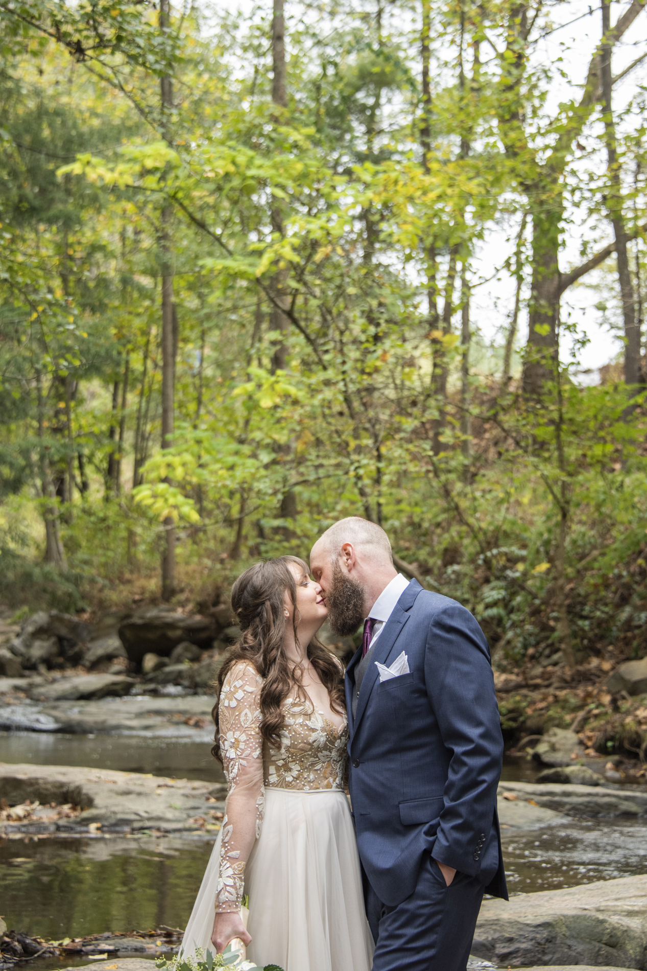 Couple kissing at Asheville botanical gardens wedding