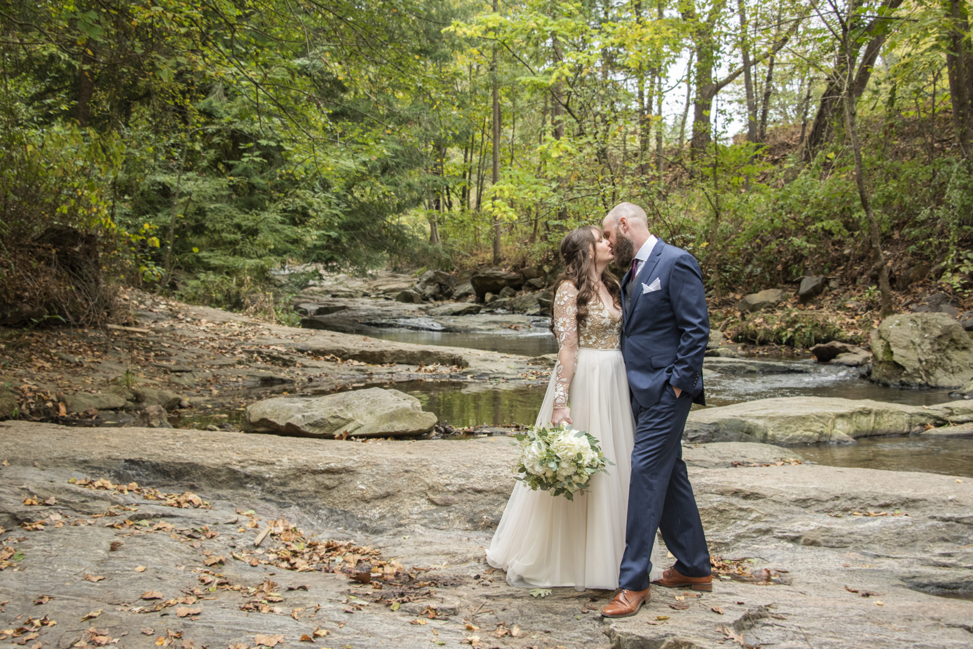 Couple kissing at Asheville botanical gardens wedding