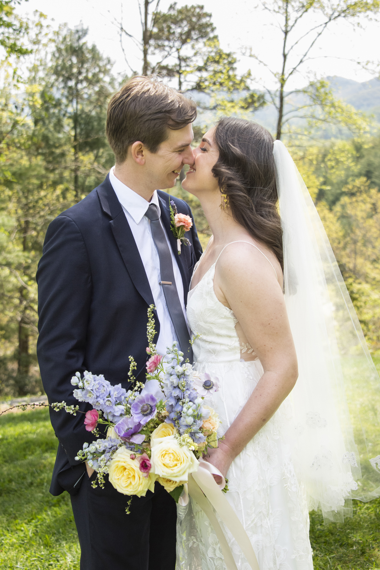 Couple kissing at NC Arboretum weddings