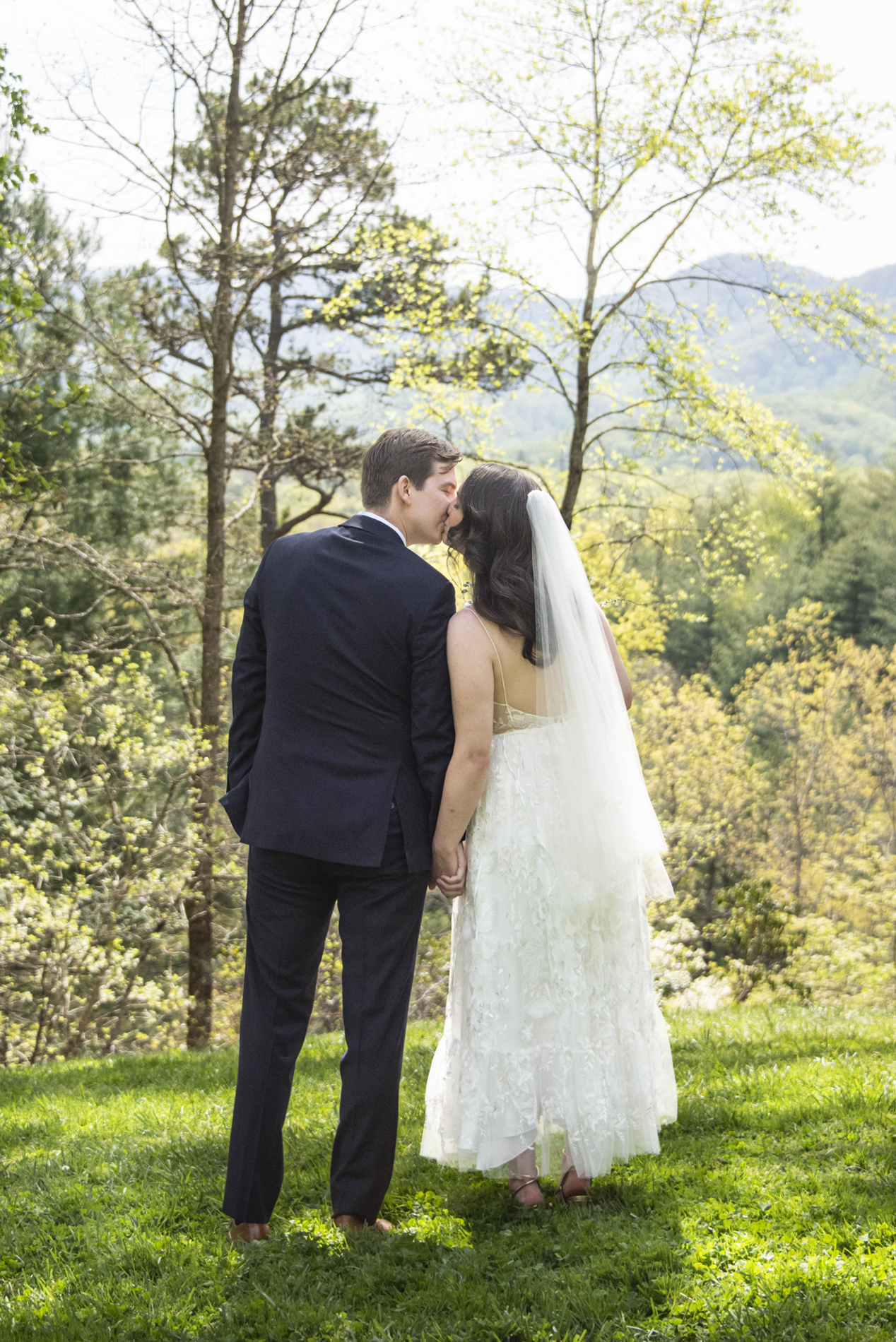 Couple kissing at NC Arboretum weddings