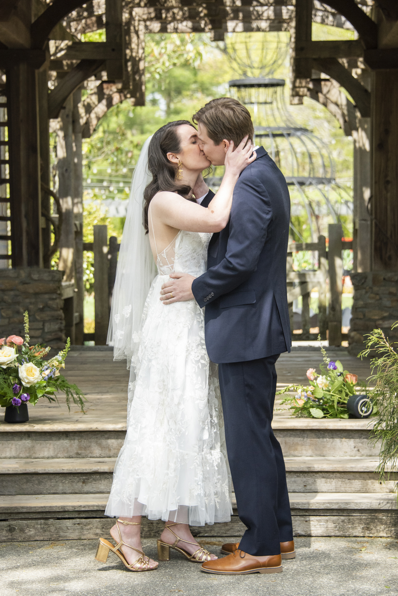 Couple kissing at NC Arboretum weddings