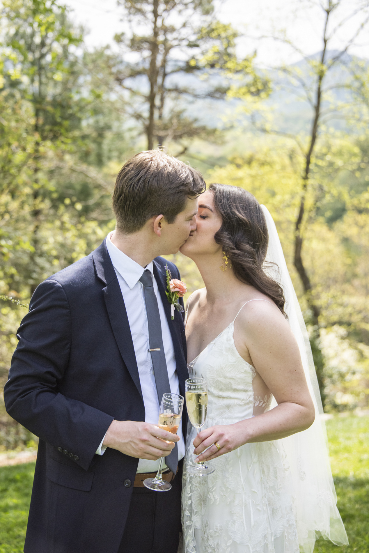 Couple kissing at NC Arboretum weddings