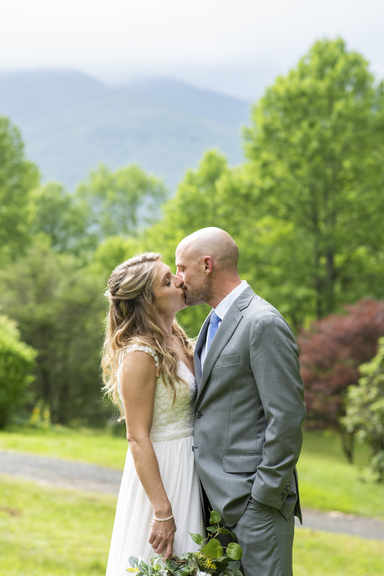 Couple kissing at Mount Mitchell Wedding