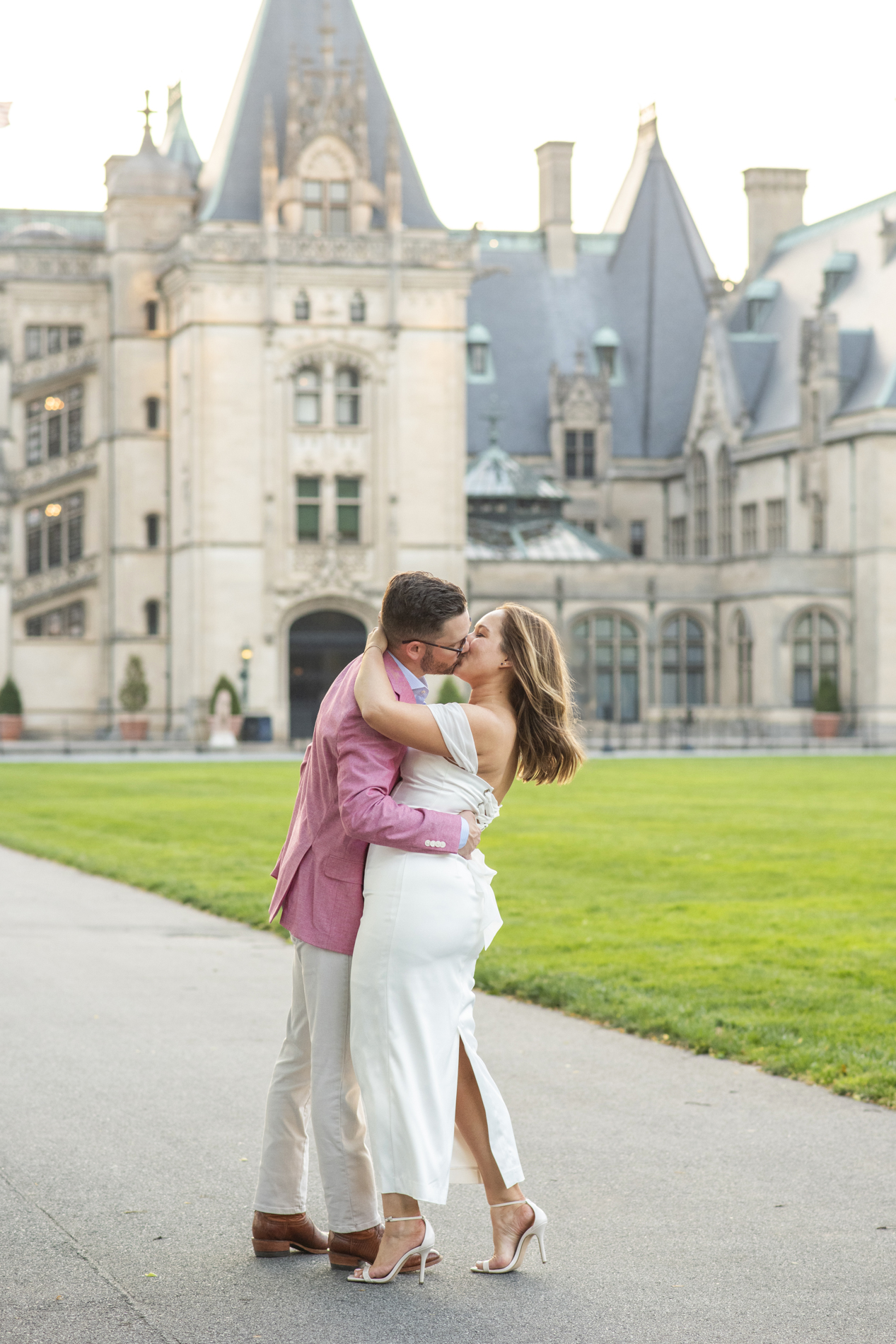 Couple kissing at Biltmore in Asheville, NC