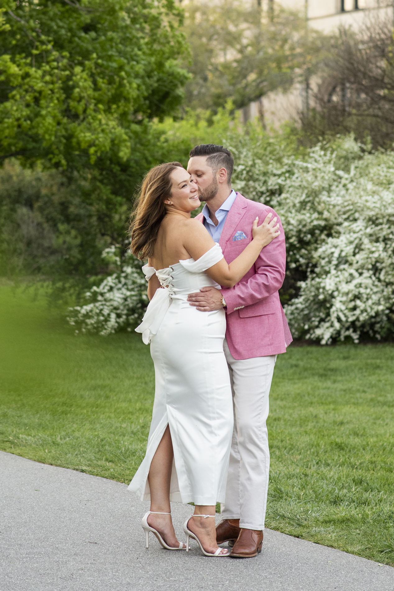 Couple kissing at Biltmore in Asheville, NC